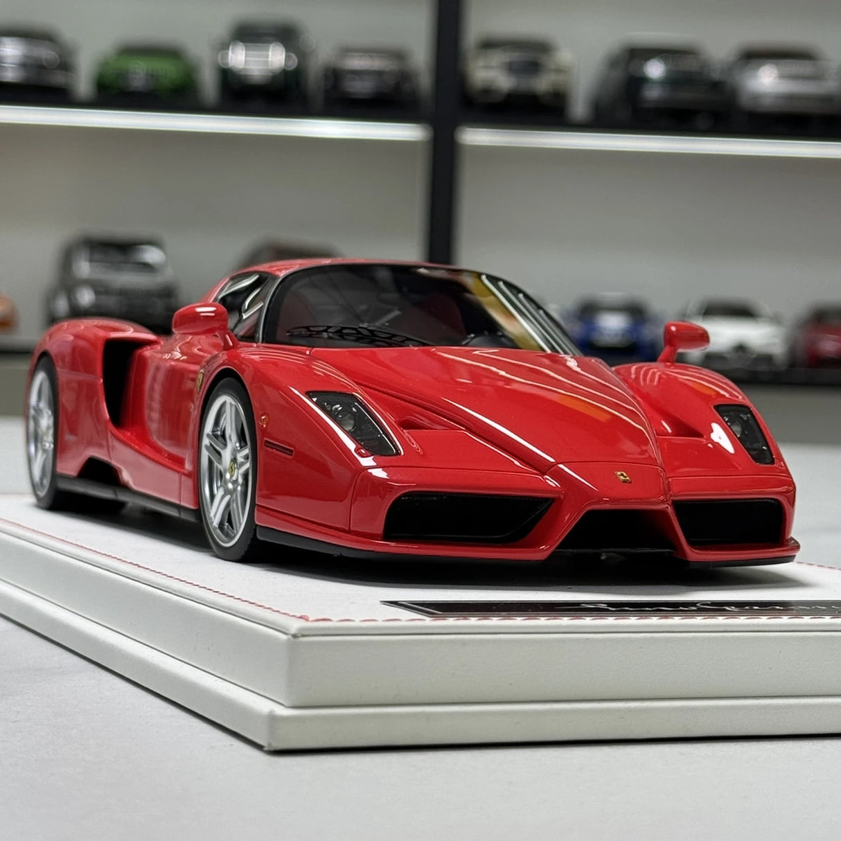 MW Model Ferrari 2002 Enzo Red 1:18 – Resina da collezione in resina