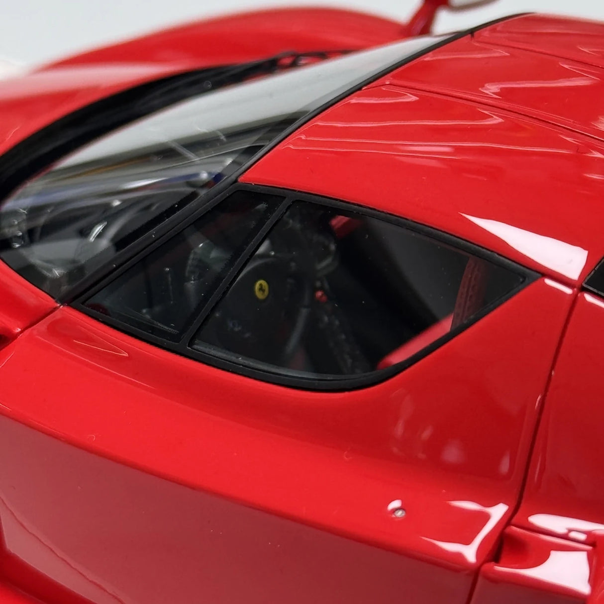 MW Model Ferrari 2002 Enzo Red 1:18 – Resina da collezione in resina