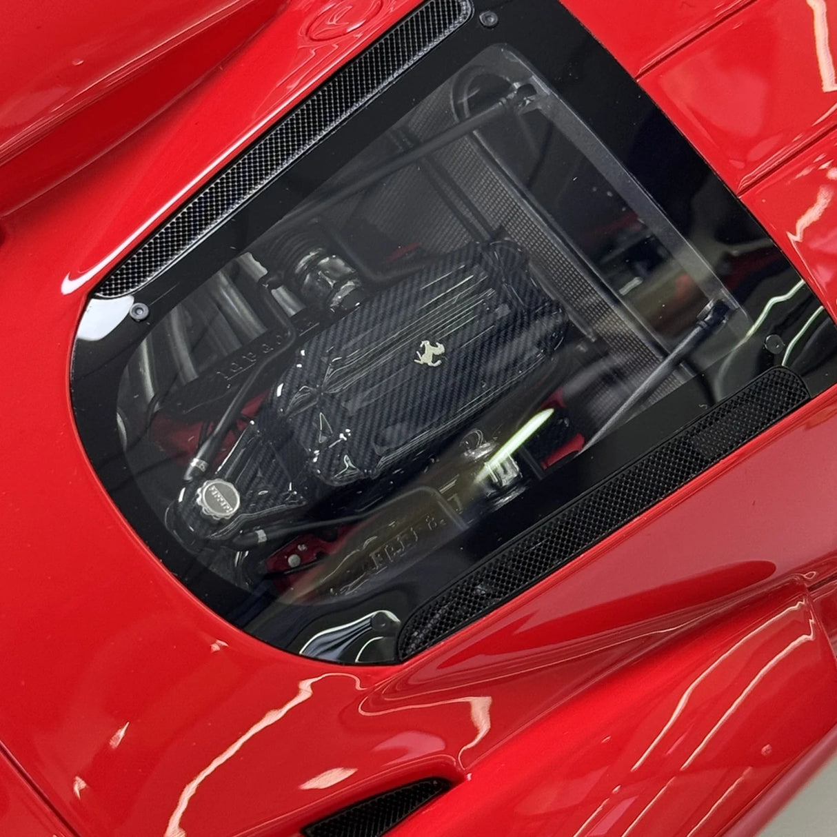 MW Model Ferrari 2002 Enzo Red 1:18 – Resina da collezione in resina