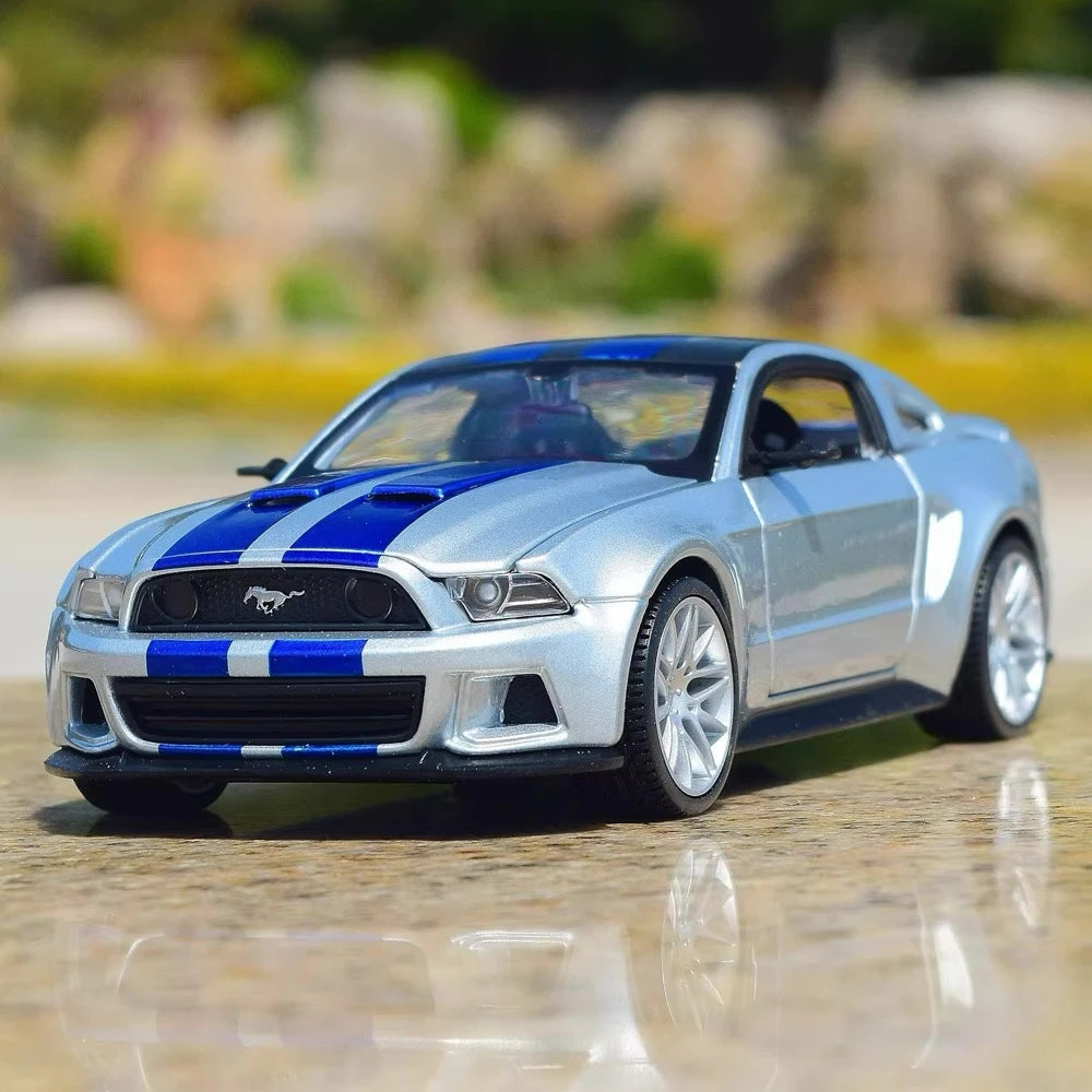 [Maisto] 1:24 Ford 2014 Mustang Street Racer Silver Model Car Die-Cast