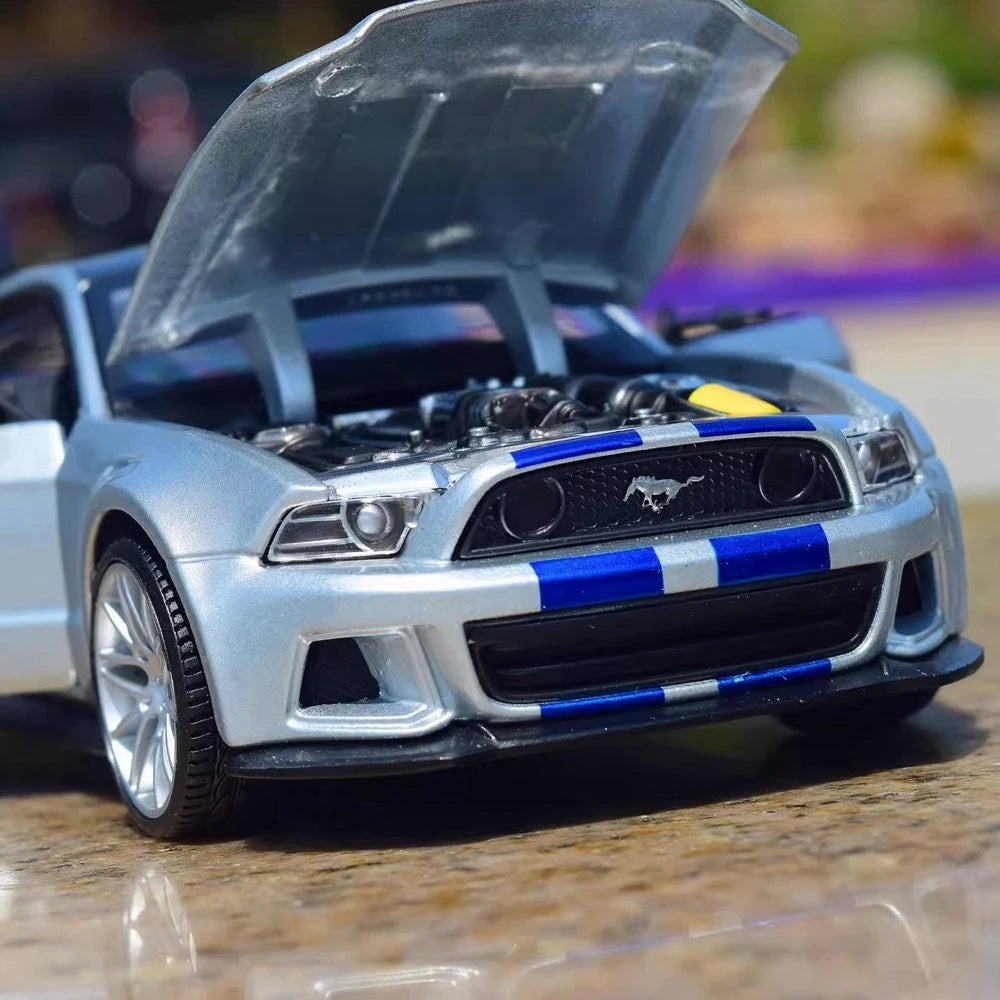 [Maisto] 1:24 Ford 2014 Mustang Street Racer Silver Model Car Die-Cast