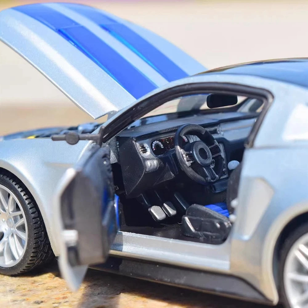 [Maisto] 1:24 Ford 2014 Mustang Street Racer Silver Model Car Die-Cast