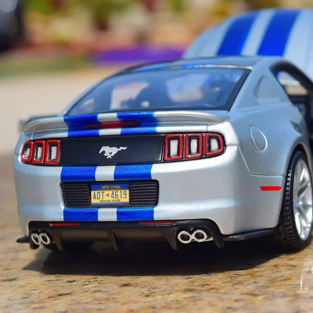 [Maisto] 1:24 Ford 2014 Mustang Street Racer Silver Model Car Die-Cast