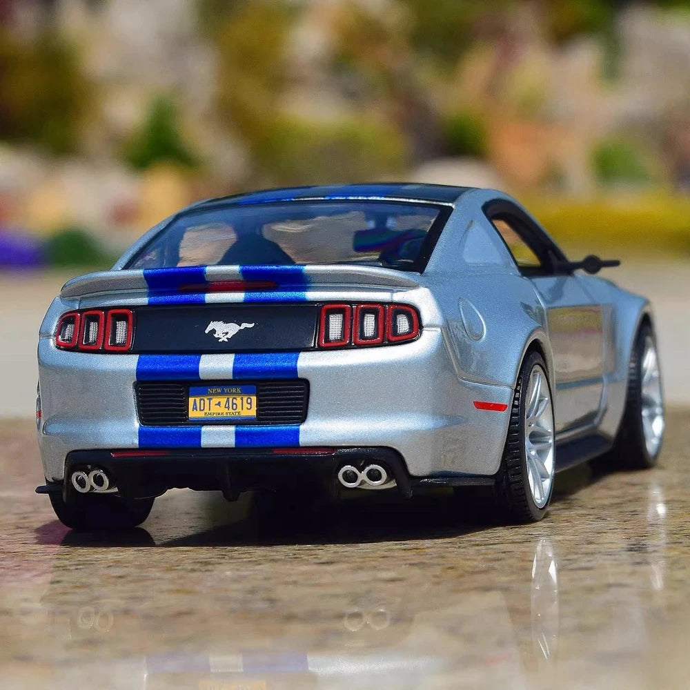 [Maisto] 1:24 Ford 2014 Mustang Street Racer Silver Model Car Die-Cast