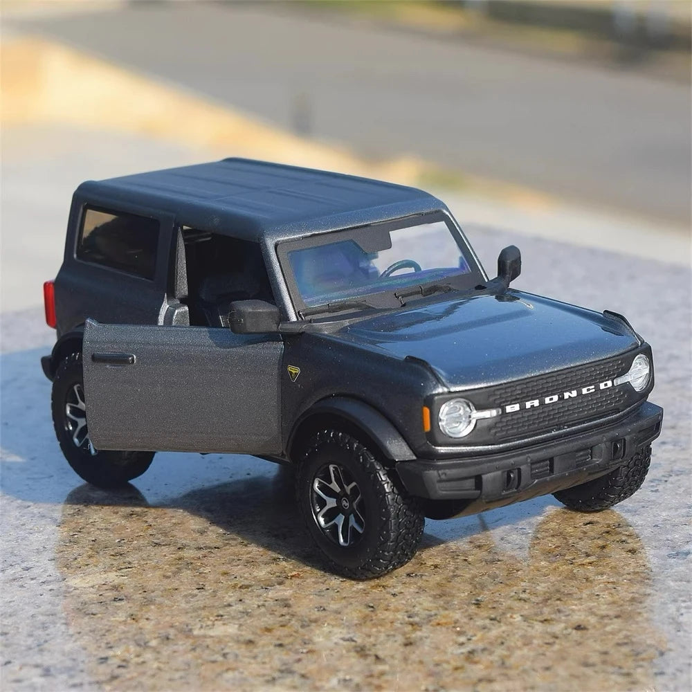[Maisto] 1:24 Ford 2021 Bronco Gray Model Car Die-Cast