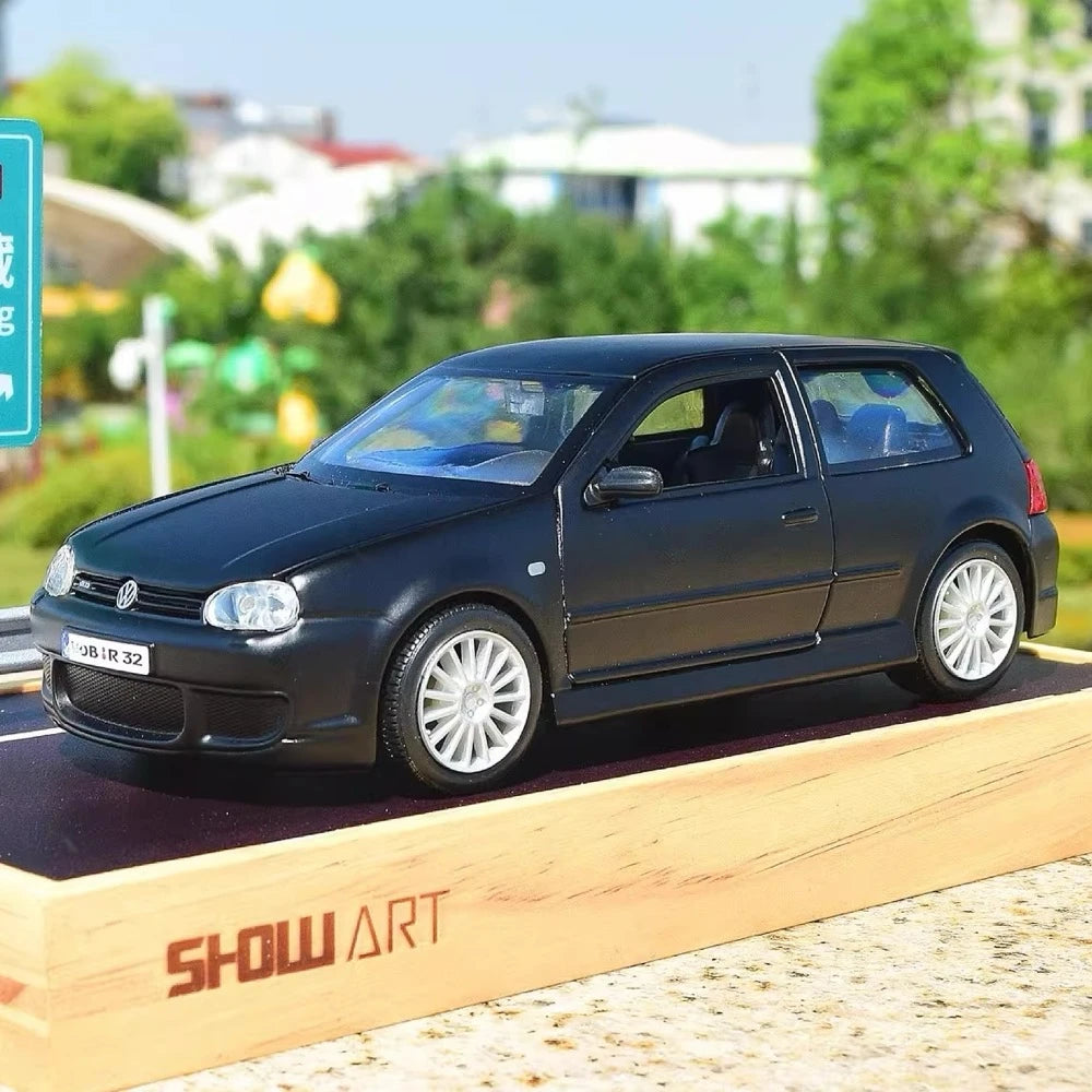 [Maisto] 1:24 Volkswagen 2004 Golf R32 Black Model Car Die-Cast