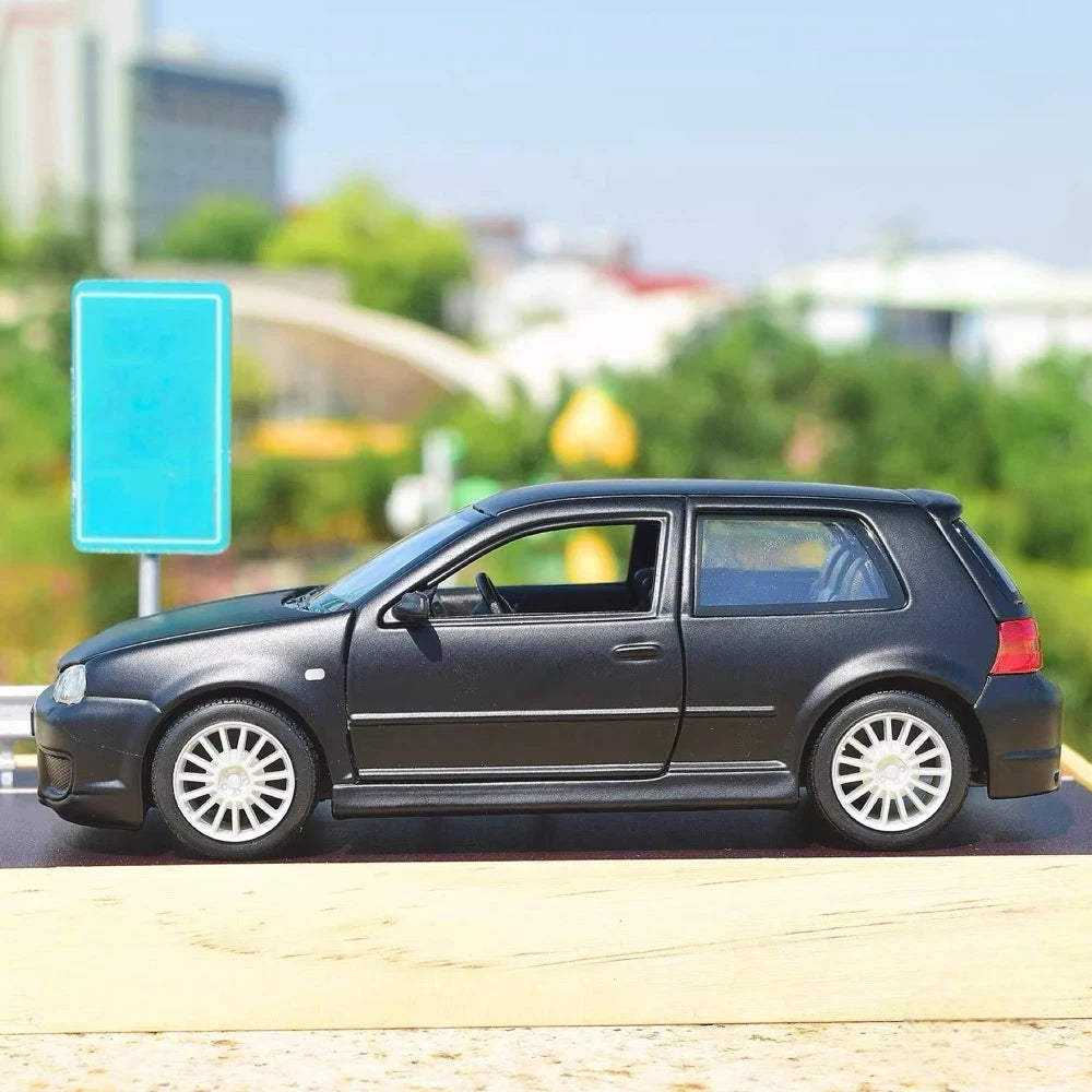 [Maisto] 1:24 Volkswagen 2004 Golf R32 Black Model Car Die-Cast