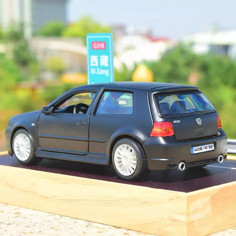 [Maisto] 1:24 Volkswagen 2004 Golf R32 zwart modelauto Die-Cast