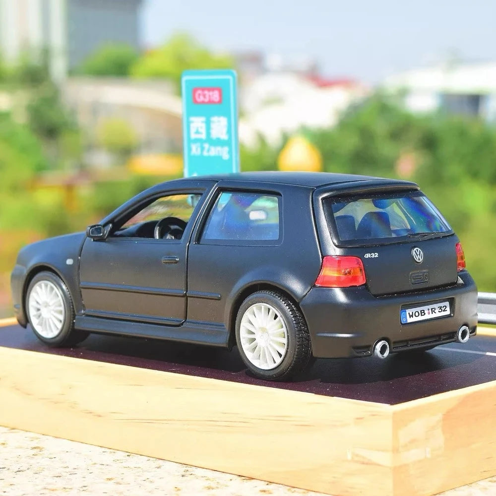 [Maisto] 1:24 Volkswagen 2004 Golf R32 Black Model Car Die-Cast
