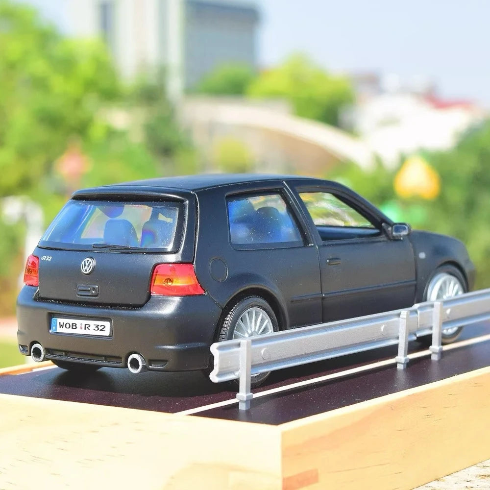 [Maisto] 1:24 Volkswagen 2004 Golf R32 Black Model Car Die-Cast