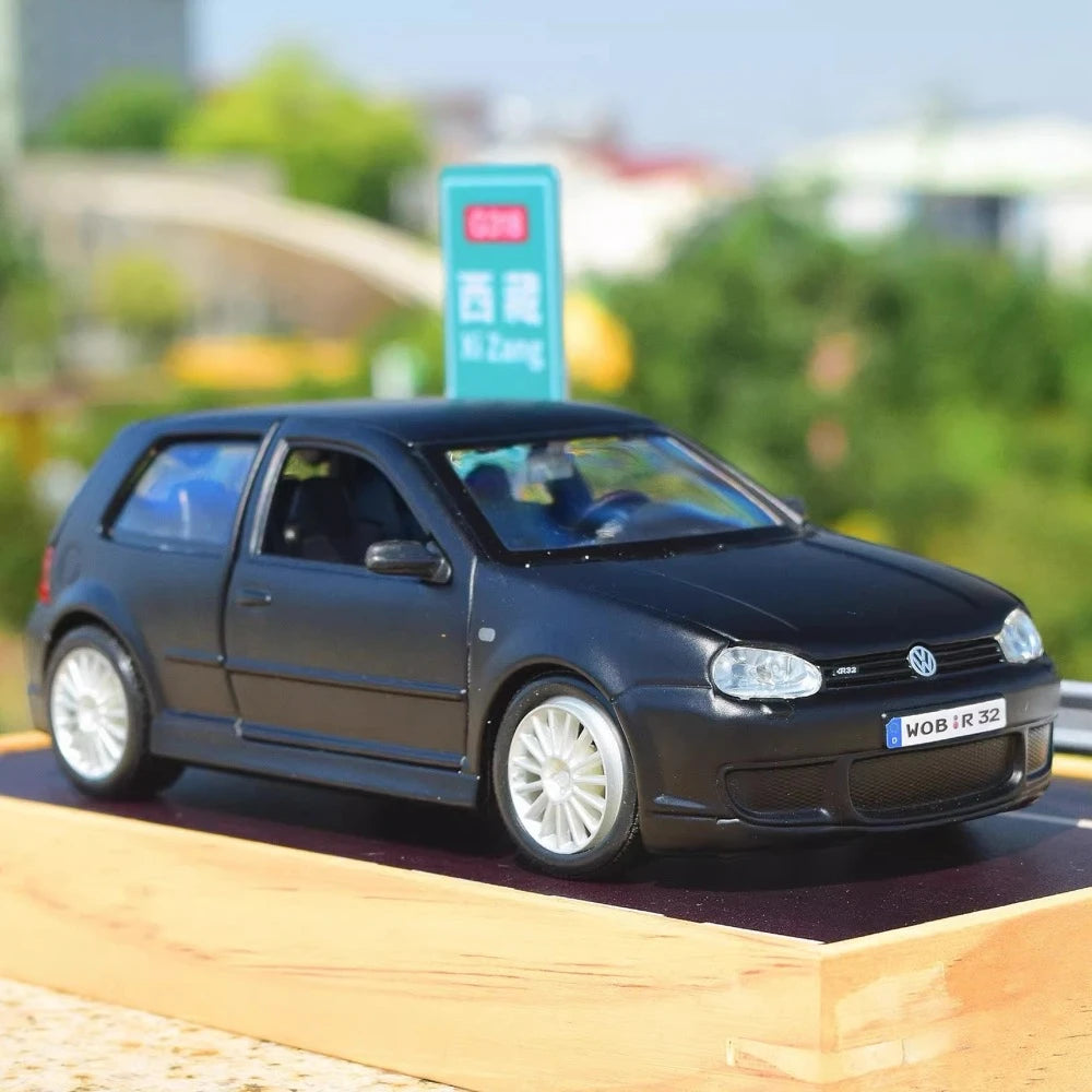 [Maisto] 1:24 Volkswagen 2004 Golf R32 Black Model Car Die-Cast