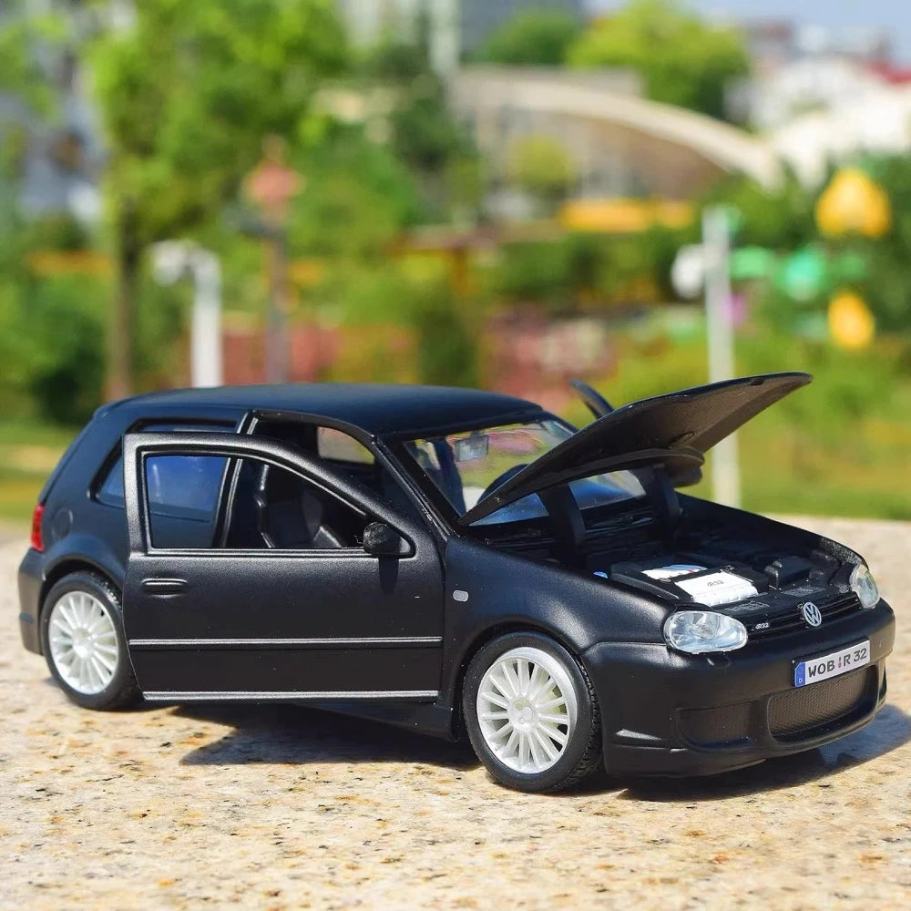 [Maisto] 1:24 Volkswagen 2004 Golf R32 Black Model Car Die-Cast