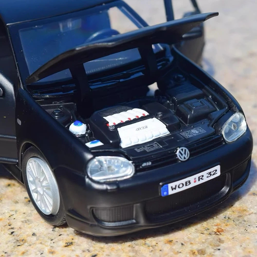 [Maisto] 1:24 Volkswagen 2004 Golf R32 Black Model Car Die-Cast