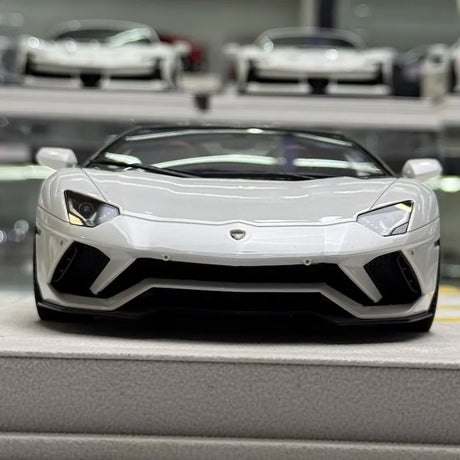 [Make Up] 1:18 Lamborghini 2015 Aventador LP750-4 SV Roadster White Model Car Resin