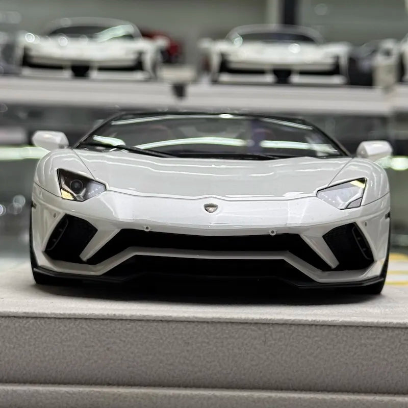 [Make Up] 1:18 Lamborghini 2015 Aventador LP750-4 SV Roadster White Model Car Resin