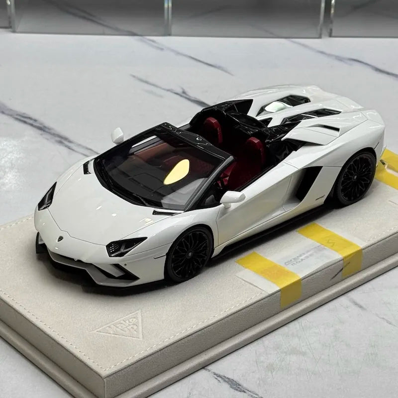 [Make Up] 1:18 Lamborghini 2015 Aventador LP750-4 SV Roadster White Model Car Resin