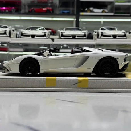 [Make Up] 1:18 Lamborghini 2015 Aventador LP750-4 SV Roadster White Model Car Resin