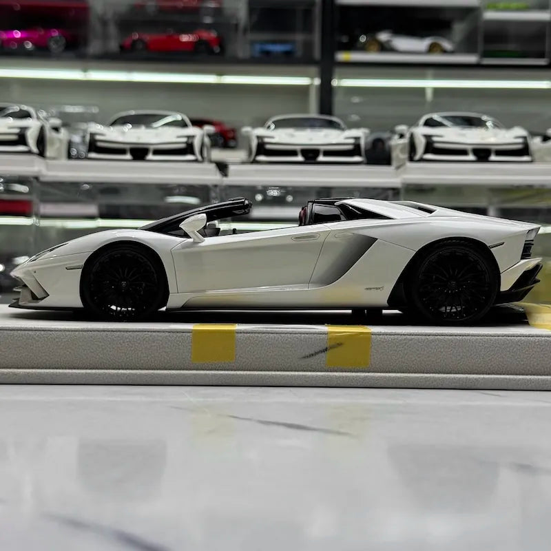 [Make Up] 1:18 Lamborghini 2015 Aventador LP750-4 SV Roadster White Model Car Resin