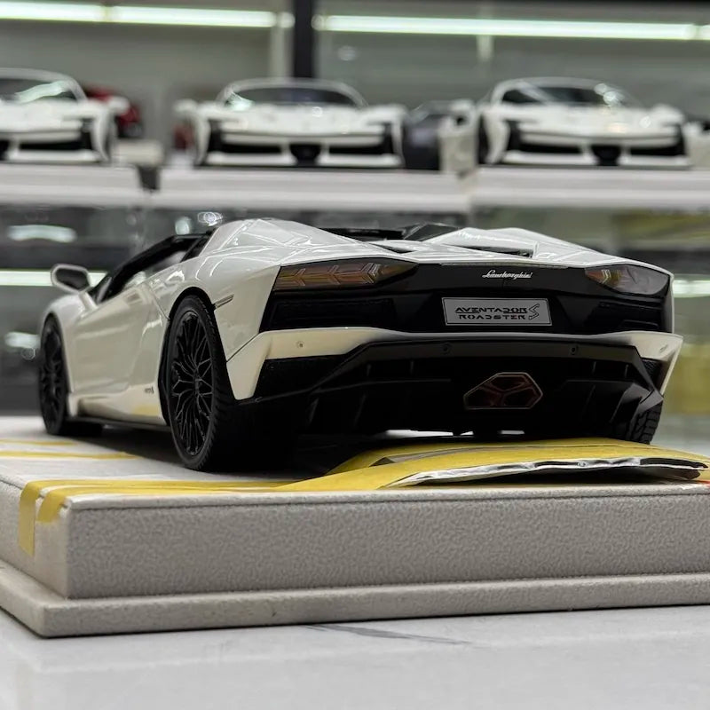 [Make Up] 1:18 Lamborghini 2015 Aventador LP750-4 SV Roadster White Model Car Resin