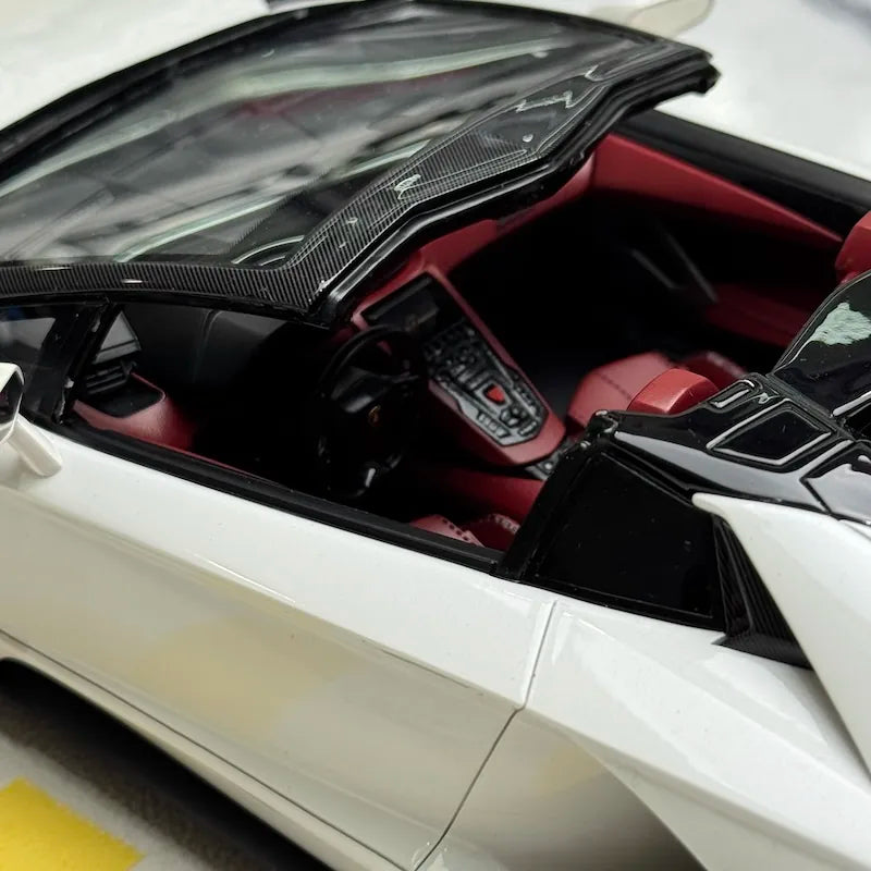 [Make Up] 1:18 Lamborghini 2015 Aventador LP750-4 SV Roadster White Model Car Resin