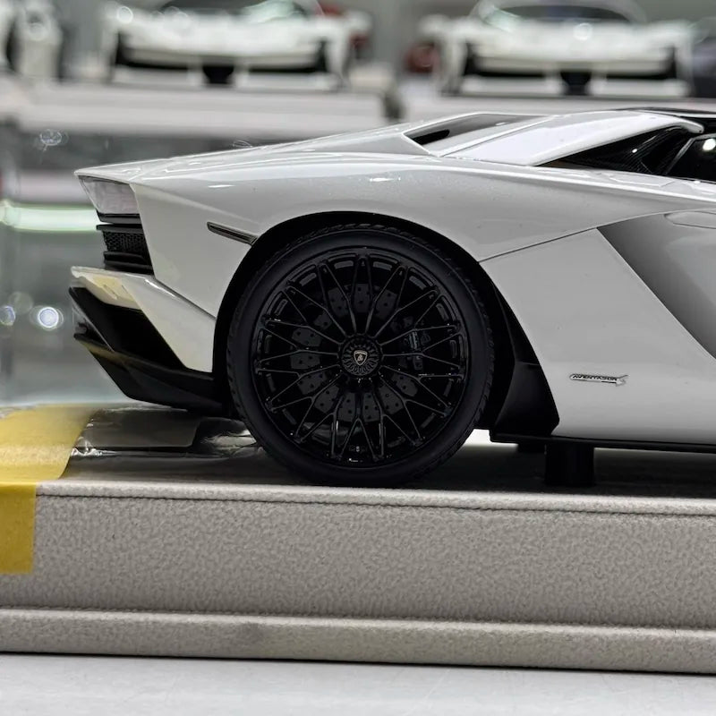 [Make Up] 1:18 Lamborghini 2015 Aventador LP750-4 SV Roadster White Model Car Resin