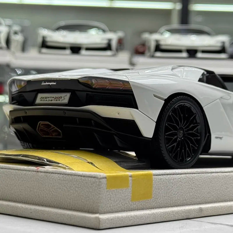 [Make Up] 1:18 Lamborghini 2015 Aventador LP750-4 SV Roadster White Model Car Resin