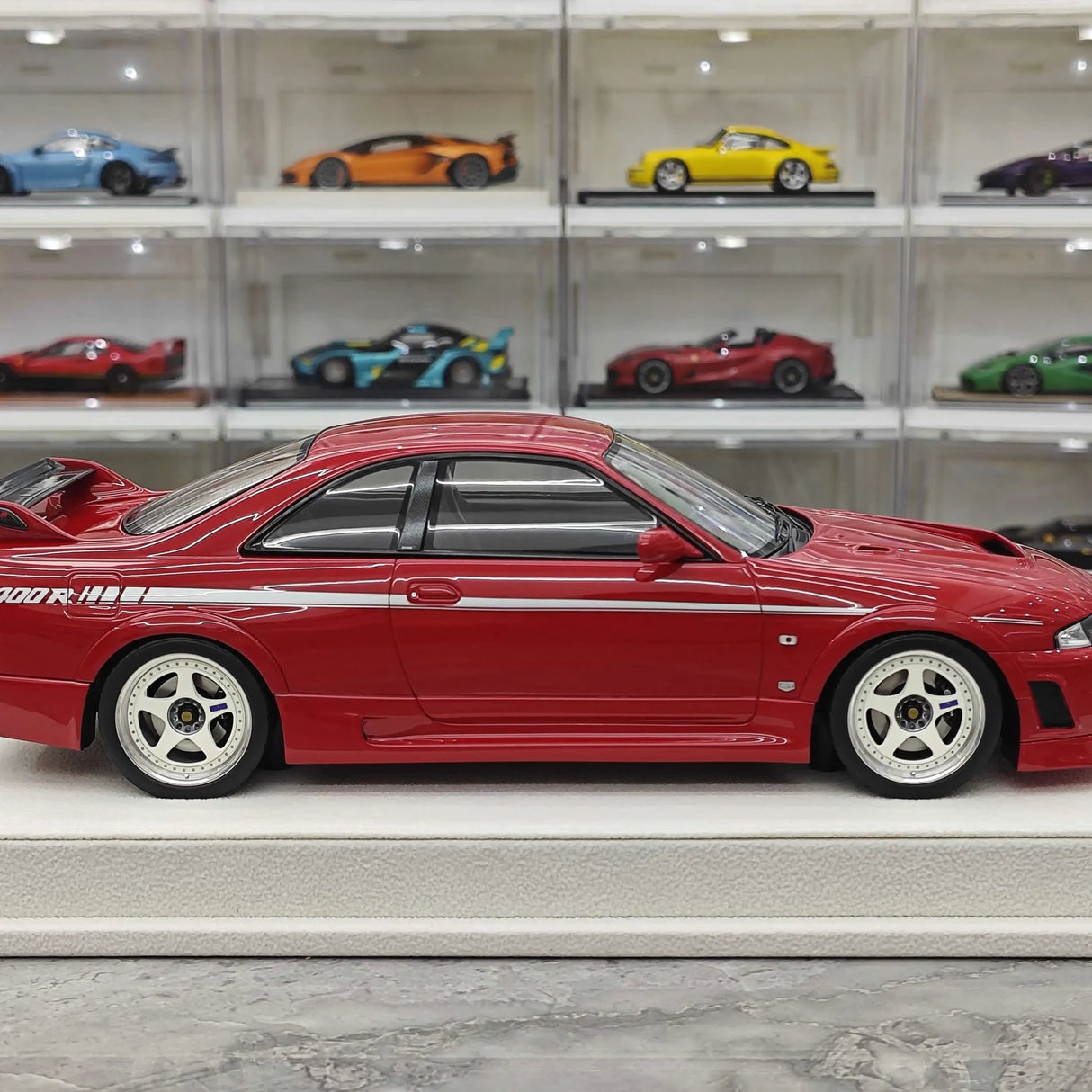 Make Up Nissan 1996 NISMO 400R Red 1:18 – Sammelobjekt-Resin-Modellharz