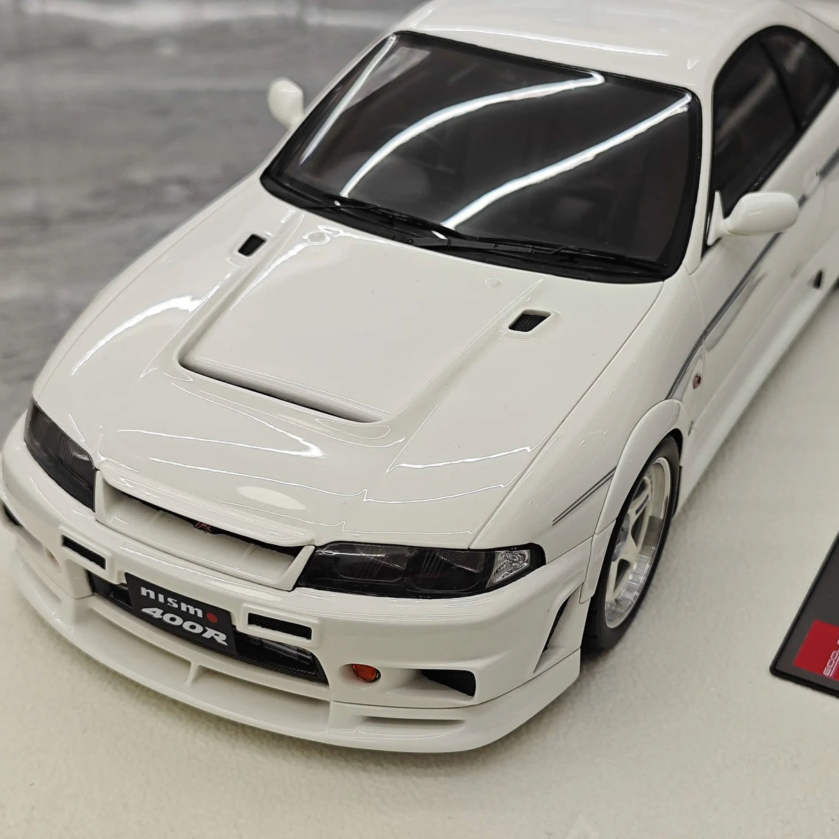 Make-up Nissan 1996 NISMO 400R White 1:18 – Sammelobjekt-Resin-Modellharz