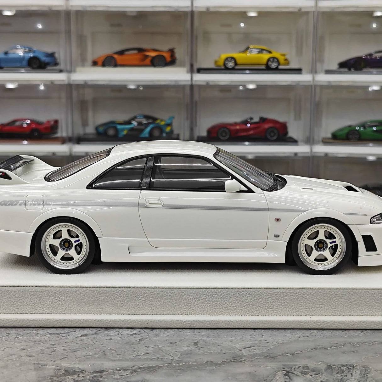 Make-up Nissan 1996 NISMO 400R White 1:18 – Sammelobjekt-Resin-Modellharz