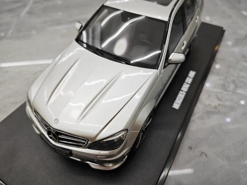 [GT Spirit] 1:18 Mercedes-Benz 2008 C63 AMG argento modellino di auto resina