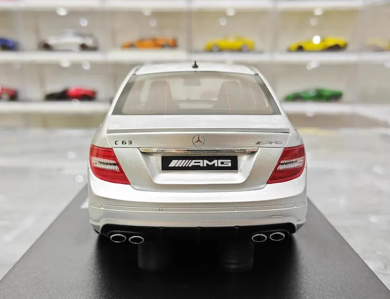 [GT Spirit] 1:18 Mercedes-Benz 2008 C63 AMG argento modellino di auto resina