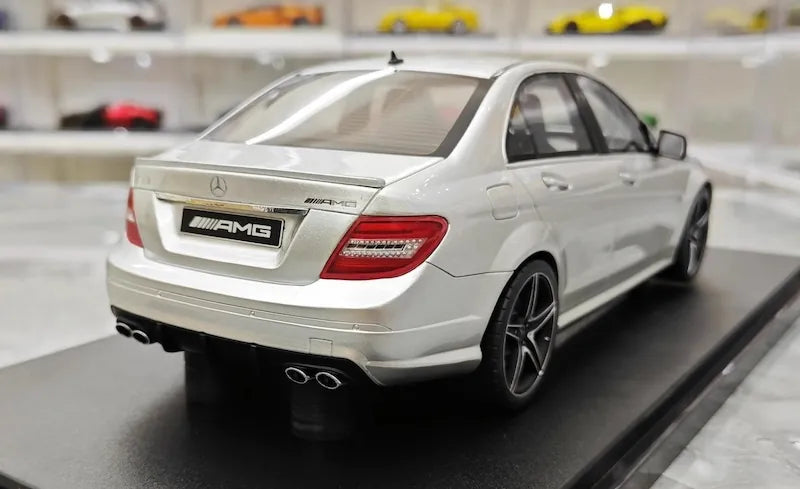 [GT Spirit] 1:18 Mercedes-Benz 2008 C63 AMG argento modellino di auto resina