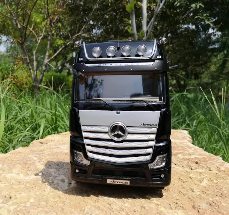 1:18 Mercedes-Benz 2020 Actros Black