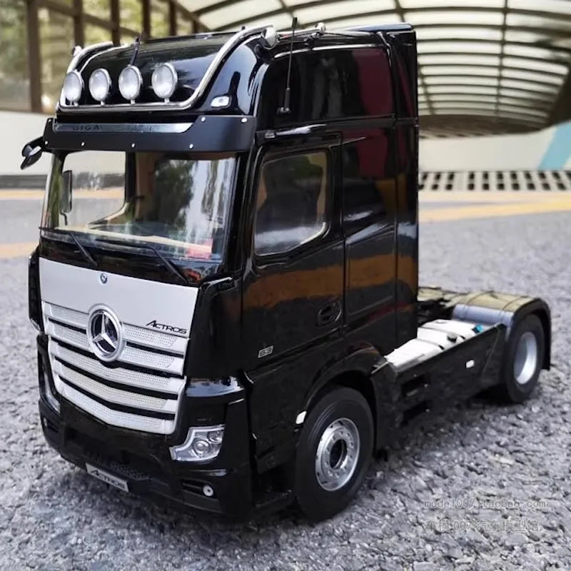 1:18 Mercedes-Benz 2020 Actros Black