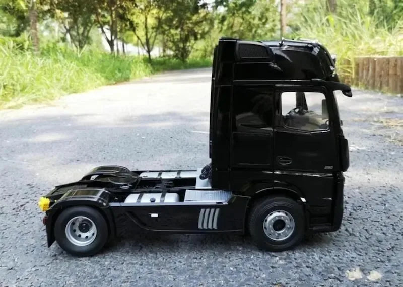 1:18 Mercedes-Benz 2020 Actros Black
