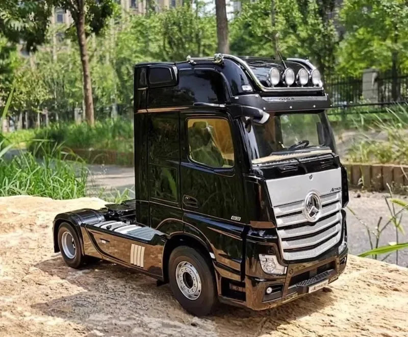 1:18 Mercedes-Benz 2020 Actros Black