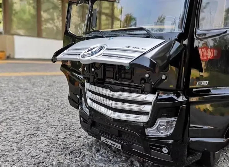 1:18 Mercedes-Benz 2020 Actros Black