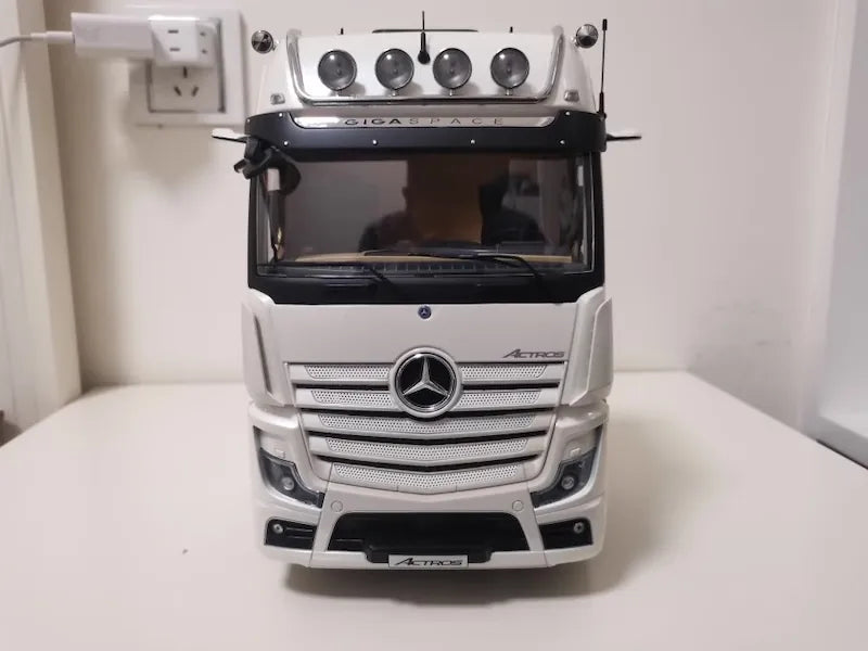 1:18 Mercedes-Benz 2020 Actros White