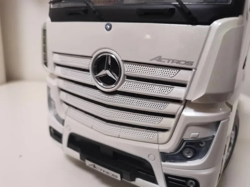 1:18 Mercedes-Benz 2020 Actros White