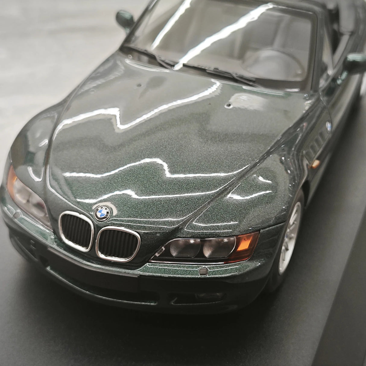 Minichamps BMW 1997 Z3 Roadster 1:18 الأخضر – نموذج راتنج قابل للجمع