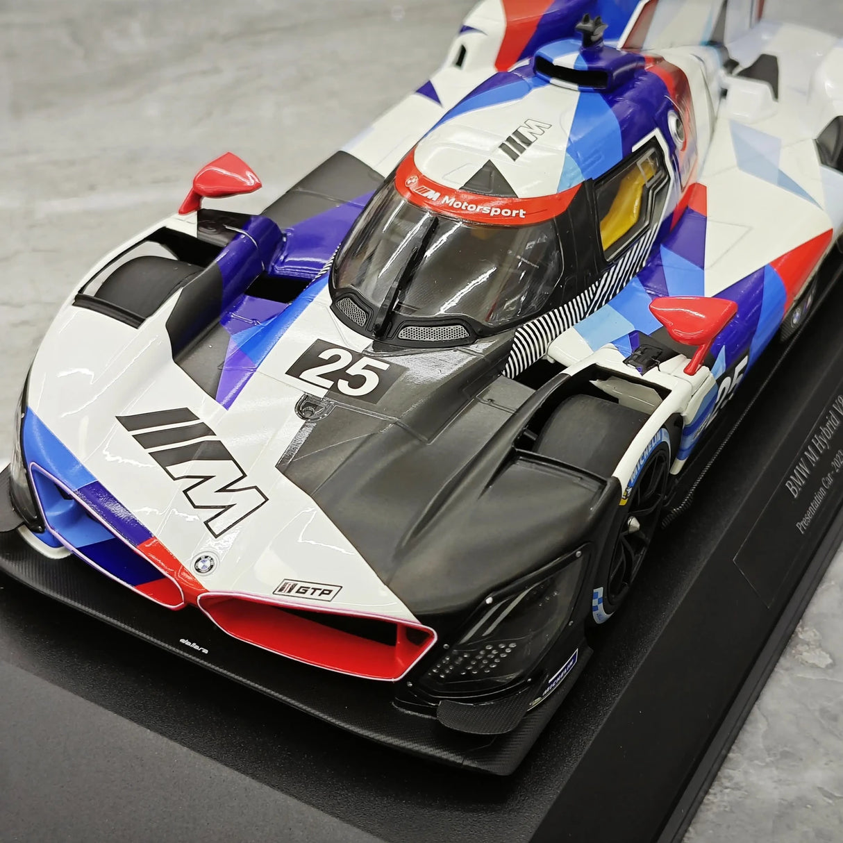 BMW 2023 M Hybrid V8 LMDh Presentation Car #25 1:18 modello collezionabile in resina di Minichamps - vista 11