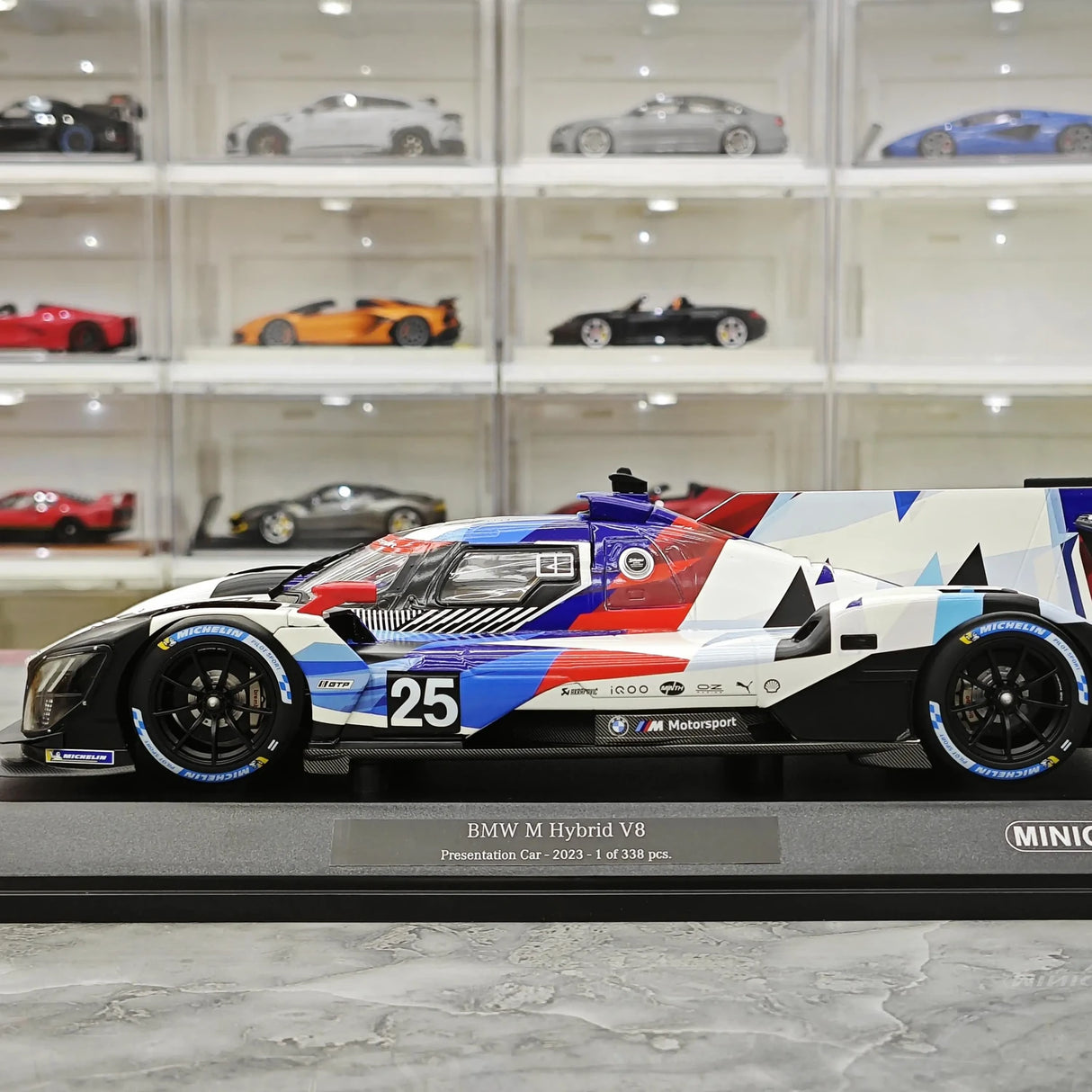 BMW 2023 M Hybrid V8 LMDh Presentation Car #25 1:18 modello collezionabile in resina di Minichamps - vista 5
