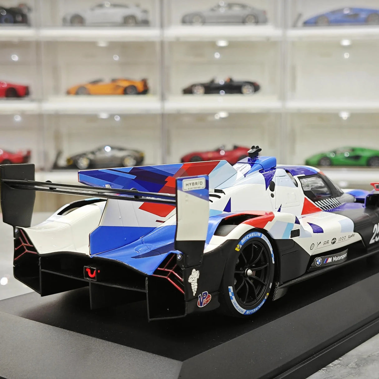 BMW 2023 M Hybrid V8 LMDh Presentation Car #25 1:18 modello collezionabile in resina di Minichamps - vista 8