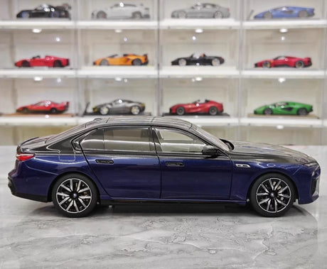 [Minichamps] 1:18 BMW 2024 G70 i7 musta pienoismalli Die-Cast