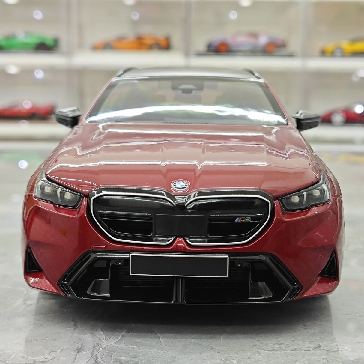 Minichamps BMW 2024 M5 Touring G99 Rojo Oscuro Metálico 1:18 – Resina de Modelo de Resina de Colección