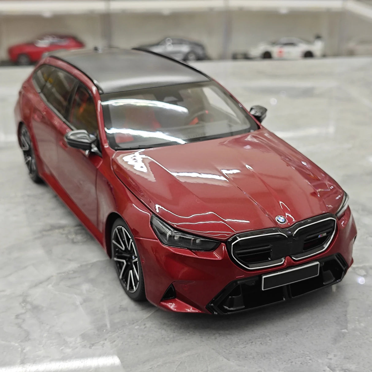 Minichamps BMW 2024 M5 Touring G99 Rojo Oscuro Metálico 1:18 – Resina de Modelo de Resina de Colección