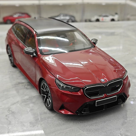 Minichamps BMW 2024 M5 Touring G99 Scuro rosso metallico 1:18 – Resina da collezione per modelli in resina