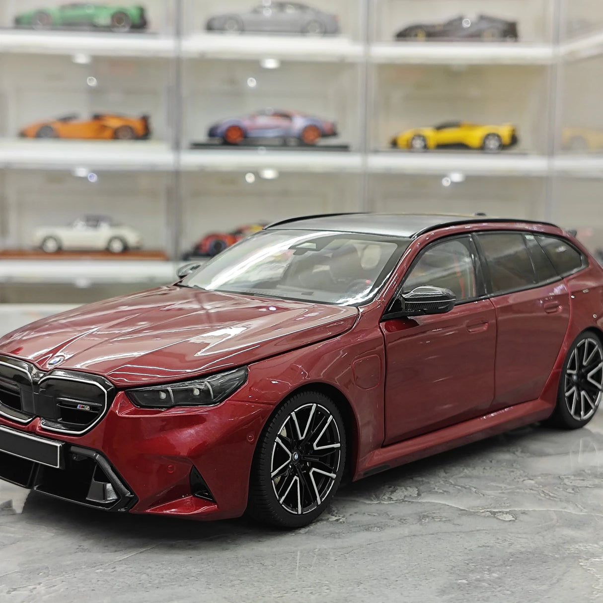 Minichamps BMW 2024 M5 Touring G99 Rojo Oscuro Metálico 1:18 – Resina de Modelo de Resina de Colección