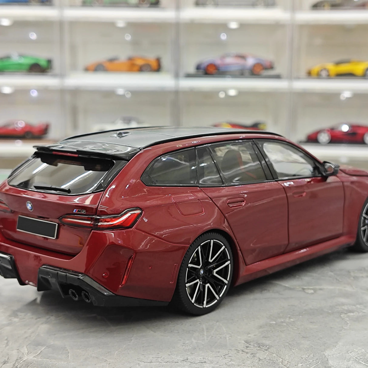 Minichamps BMW 2024 M5 Touring G99 Rojo Oscuro Metálico 1:18 – Resina de Modelo de Resina de Colección