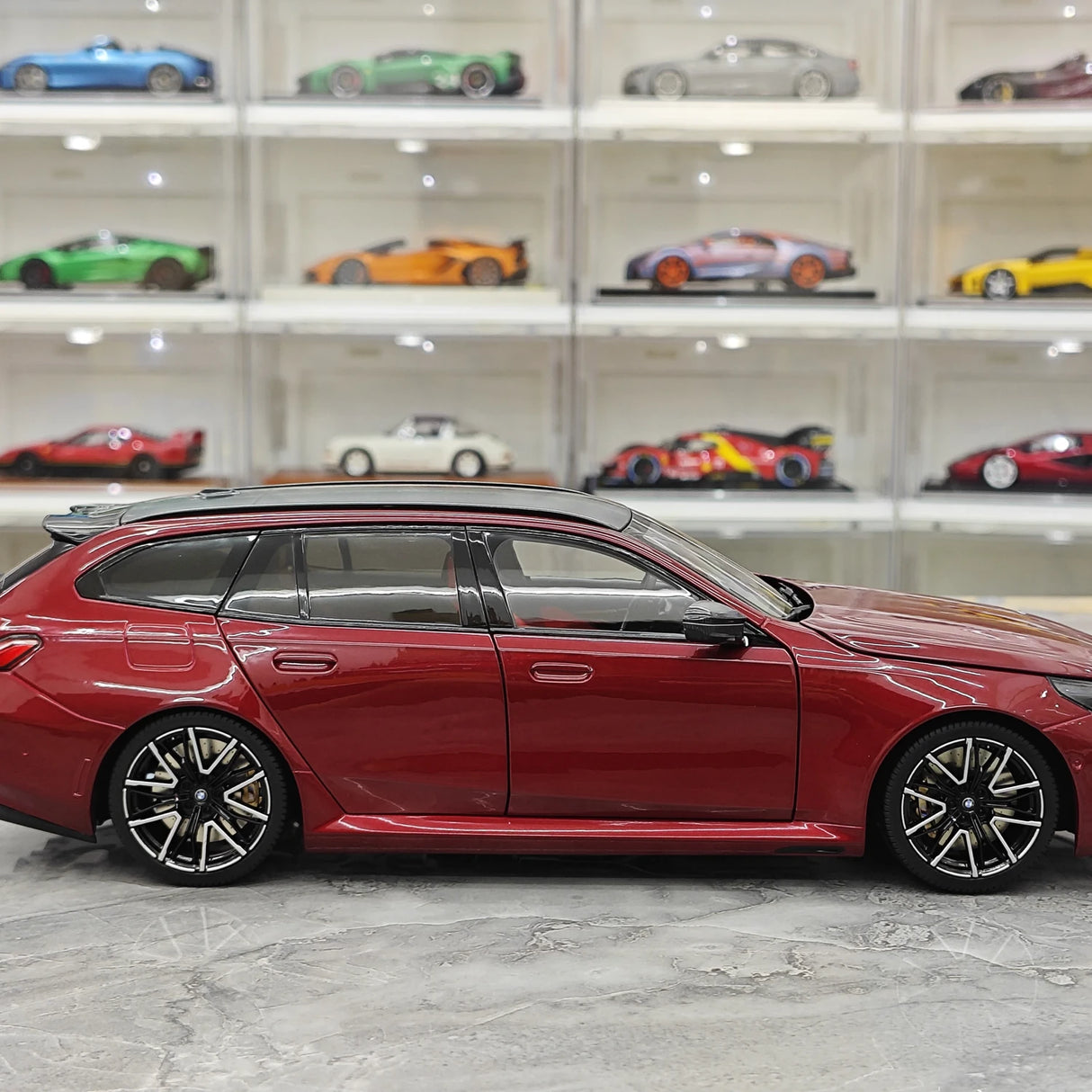 Minichamps BMW 2024 M5 Touring G99 Rojo Oscuro Metálico 1:18 – Resina de Modelo de Resina de Colección